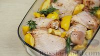 Фото приготовления рецепта: Курица с айвой, черносливом и розмарином (в духовке) - шаг №4