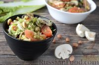 Фото к рецепту: Салат с шампиньонами, пекинской капустой и арахисом