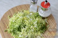 Фото приготовления рецепта: Салат с шампиньонами, пекинской капустой и арахисом - шаг №6
