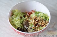 Фото приготовления рецепта: Салат с шампиньонами, пекинской капустой и арахисом - шаг №8