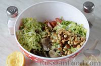 Фото приготовления рецепта: Салат с шампиньонами, пекинской капустой и арахисом - шаг №9