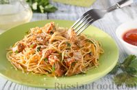 Фото к рецепту: Спагетти с тунцом и помидорами