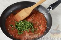 Фото приготовления рецепта: Спагетти с тунцом и помидорами - шаг №10