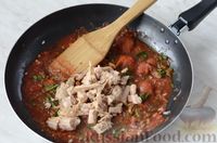 Фото приготовления рецепта: Спагетти с тунцом и помидорами - шаг №11