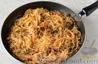 Фото приготовления рецепта: Спагетти с тунцом и помидорами - шаг №13