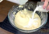 Фото приготовления рецепта: Творожные капкейки с кремом из маскарпоне - шаг №8