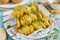 Фото к рецепту: Картошка с салом и луком на шпажках (в духовке)