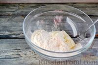 Фото приготовления рецепта: Грушевый кекс с медовой карамелью - шаг №2