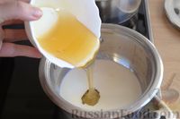 Фото приготовления рецепта: Грушевый кекс с медовой карамелью - шаг №11