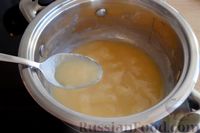 Фото приготовления рецепта: Грушевый кекс с медовой карамелью - шаг №12