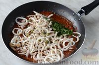 Фото приготовления рецепта: Кальмары в томатном соусе - шаг №15