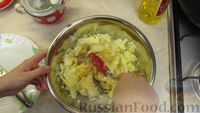 Фото приготовления рецепта: Сочные мясные котлеты с луком и грибами - шаг №2