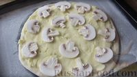 Фото приготовления рецепта: Пицца с картофельным пюре, шампиньонами и колбасками - шаг №15