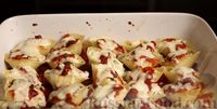 Фото приготовления рецепта: Фаршированные макароны-ракушки с рыбой - шаг №16