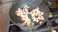 Фото приготовления рецепта: Закусочные кексы с яйцом и беконом - шаг №4