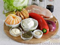 Фото приготовления рецепта: Салат с курицей, сырными шариками и мандаринами - шаг №1