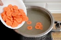 Фото приготовления рецепта: Суп с куриными кнелями, морковью  и шампиньонами - шаг №5