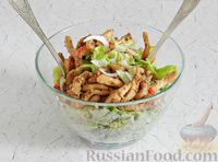 Фото приготовления рецепта: Салат с курицей, сырными шариками и мандаринами - шаг №13