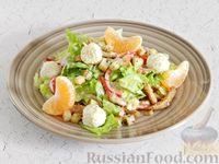 Фото приготовления рецепта: Салат с курицей, сырными шариками и мандаринами - шаг №17
