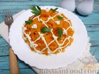 Фото приготовления рецепта: Слоёный салат с курицей, морковью и дайконом - шаг №12