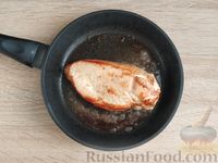 Фото приготовления рецепта: Курица в сливочном соусе с грибами - шаг №4