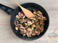 Фото приготовления рецепта: Курица в сливочном соусе с грибами - шаг №7