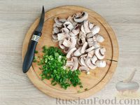 Фото приготовления рецепта: Курица в сливочном соусе с грибами - шаг №5