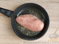 Фото приготовления рецепта: Курица в сливочном соусе с грибами - шаг №3