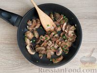 Фото приготовления рецепта: Курица в сливочном соусе с грибами - шаг №8
