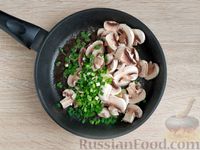 Фото приготовления рецепта: Курица в сливочном соусе с грибами - шаг №6