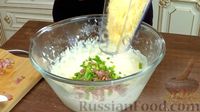 Фото приготовления рецепта: Закусочные кексы с яйцом и беконом - шаг №10