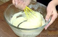 Фото приготовления рецепта: Закусочные кексы с яйцом и беконом - шаг №9