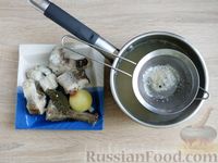 Фото приготовления рецепта: Рыбный суп из минтая с картофелем - шаг №5