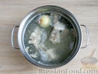 Фото приготовления рецепта: Рыбный суп из минтая с картофелем - шаг №4