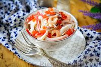 Фото к рецепту: Салат "Морской" с кальмарами, креветками и крабовыми палочками