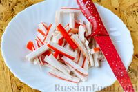 Фото приготовления рецепта: Салат "Морской" с кальмарами, креветками и крабовыми палочками - шаг №2