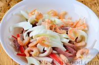 Фото приготовления рецепта: Салат "Морской" с кальмарами, креветками и крабовыми палочками - шаг №7