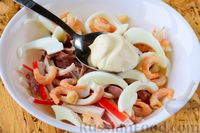 Фото приготовления рецепта: Салат "Морской" с кальмарами, креветками и крабовыми палочками - шаг №8