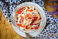 Фото приготовления рецепта: Салат "Морской" с кальмарами, креветками и крабовыми палочками - шаг №10