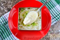 Фото приготовления рецепта: Слоёный салат "Белый" с курицей, фасолью и рисом - шаг №10