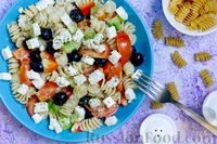 Фото приготовления рецепта: Греческий салат с макаронами - шаг №14