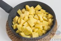 Фото приготовления рецепта: Тушеная картошка с луком, в сметане - шаг №3