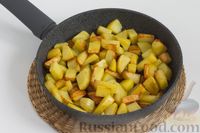 Фото приготовления рецепта: Тушеная картошка с луком, в сметане - шаг №4