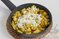 Фото приготовления рецепта: Тушеная картошка с луком, в сметане - шаг №6