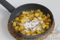 Фото приготовления рецепта: Тушеная картошка с луком, в сметане - шаг №8