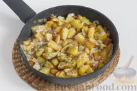 Фото приготовления рецепта: Тушеная картошка с луком, в сметане - шаг №9