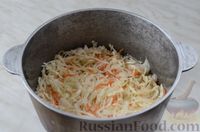 Фото приготовления рецепта: Утка, запечённая с квашеной капустой и рисом - шаг №4