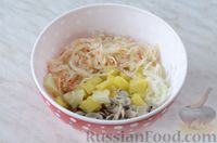 Фото приготовления рецепта: Салат «Минский» с картофелем, грибами и квашеной капустой - шаг №8