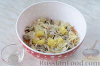 Фото приготовления рецепта: Салат «Минский» с картофелем, грибами и квашеной капустой - шаг №9