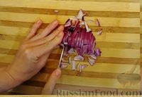Фото приготовления рецепта: Салат с жареными кальмарами, огурцами, болгарским перцем и яичными блинчиками - шаг №9